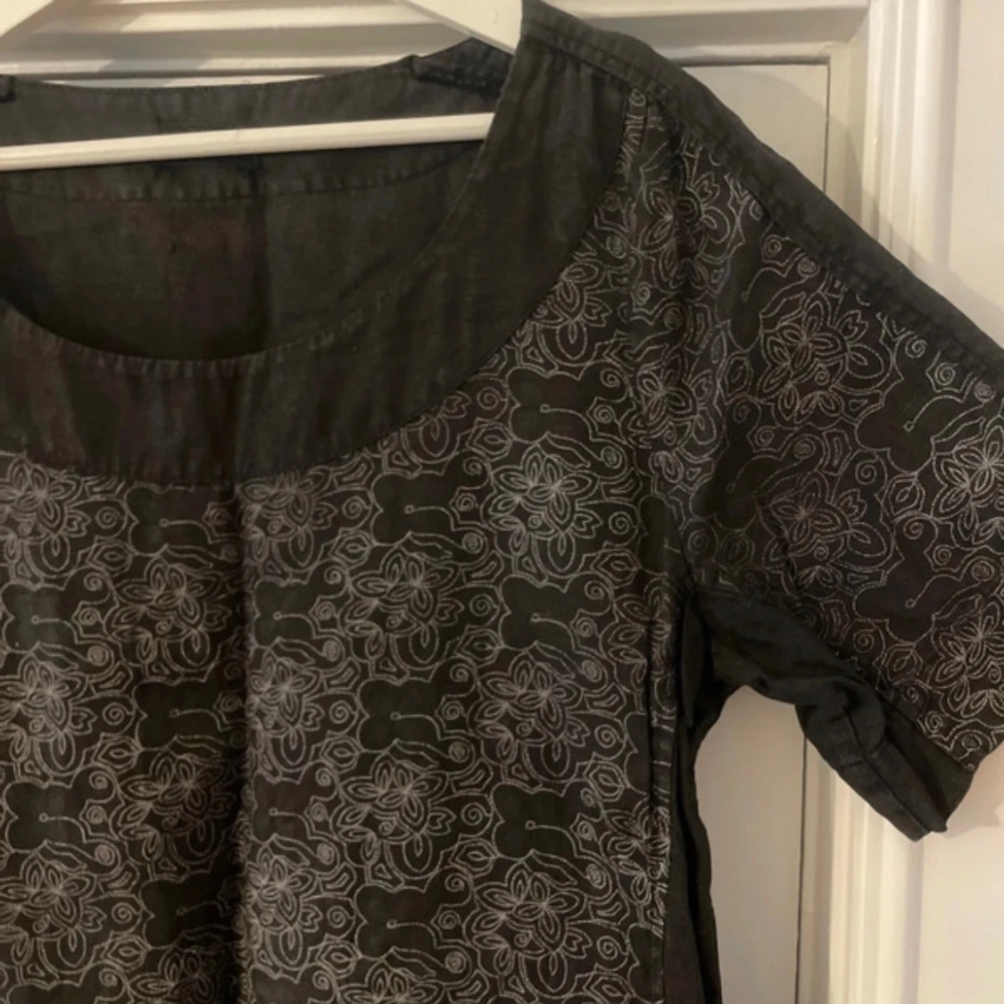 Svart klänning med blommigt mönster - 4