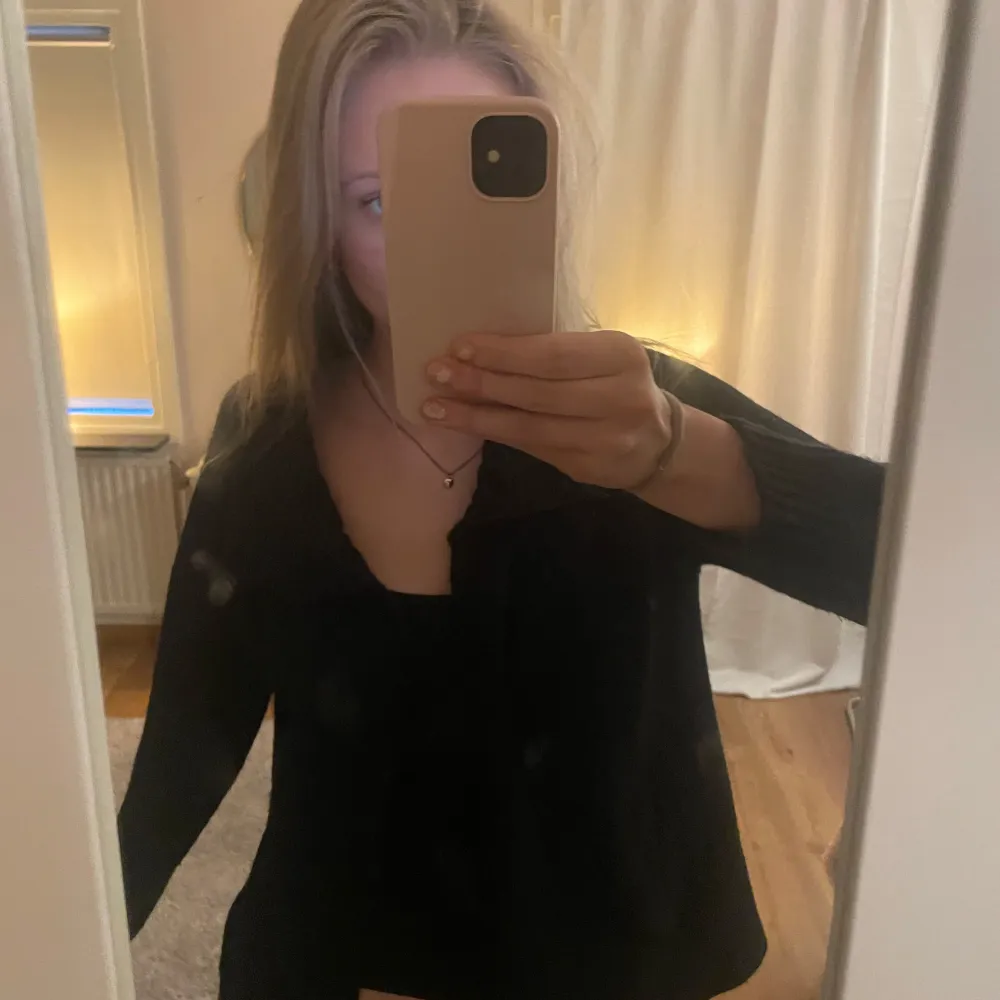 Svart kofta som kan knäppas längst upp vid halsen! Bra skick och knappt använd! Pris går att diskuteras!. Neuletakit & Villapaidat.