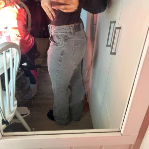 Grå jeans från Gina - Snygga grå jeansbyxor rak passform. Snygga och knappt använda. 
