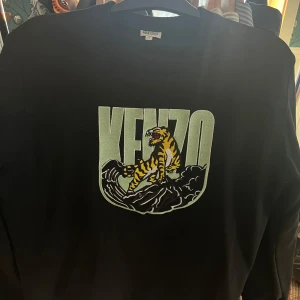 Svart Crewneck Kenzo - Säljer en svart tröja från Kenzo. Inköpt på NK 2020 och är ytterst lute använd.