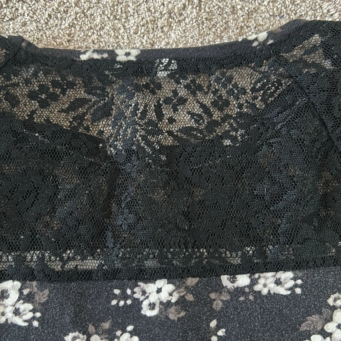 Svart blommig topp/tunika med spetsdetaljer - 3