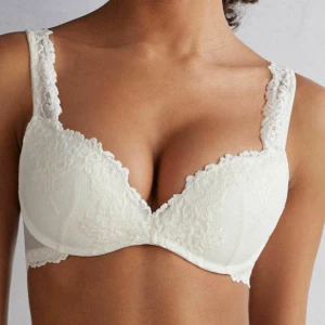 Vit intimissimi spetsbehå 💗 -  vit behå med spetsdetaljer och push up. Pris kan diskuteras💗