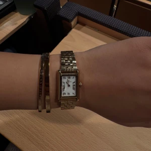 Mockberg klocka Timeless guld - Klocka köpt i augusti 2024, säljer pga köpt en ny. I fint skick. Borttagna länkar medföljer samt kvitto för att få gratis justering på Magnussons Ur i Göteborg. Skriv för fler bilder/frågor💕