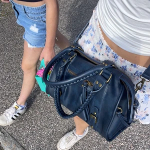 Mörkblå axelväska med flätade handtag - Orginal pris: 1200kr.  Använt: 2 gånger                                                                                                      