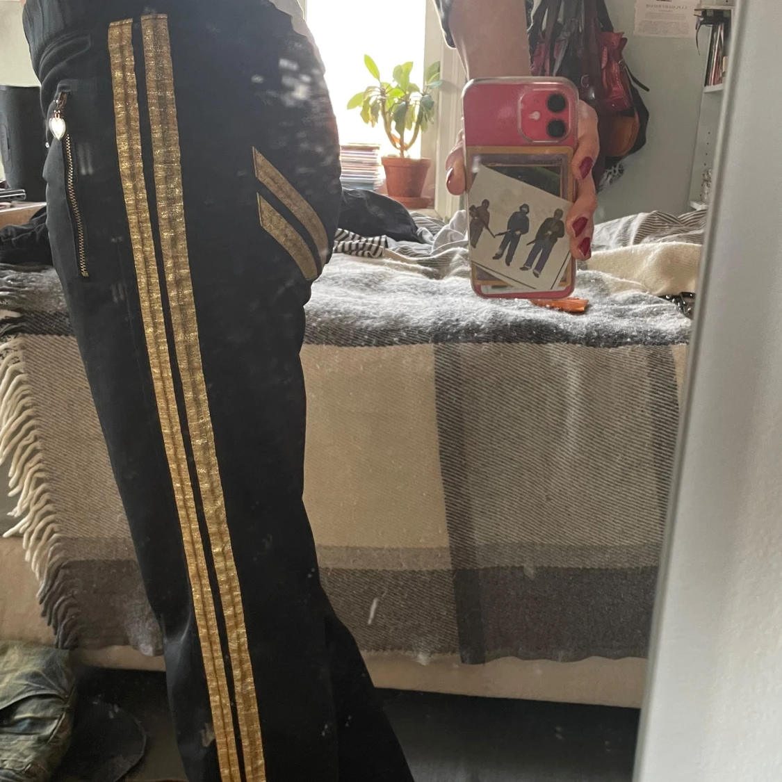 Svarta byxor med guldiga detaljer - 2