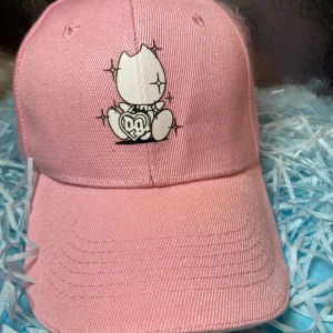 DRAINBABY (rosa) - keps - ✨1st keps inspirerad av gtb/sbe! ✨⭐️ Går att justera storlek⭐️ 🩵🥳I varje GTB/SBE beställning av keps ingår det ett slumpmässigt utvalt gtbsbe foto, drain stickers och freebies (godis+klistermärken) 🥳🩵
