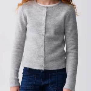 Grå kofta med knappar - Mysig grå kofta med knappar framtill från Gina tricot💕 koftan är i ett bra skick men använd flitigt 
