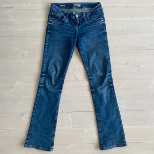 LTB jeans - Snygga blå jeans från LTB i modellen valerie. Säljer dem då de inte kommer till användning längre. Tyvärr är dem lite slitna längst ner , går att se på bild 4. Midjemåttet 38cm och innerbenslängd 83cm. Skriv gärna till mig ifall det finns några frågor och titta gärna in mina andra jeans jag säljer💕