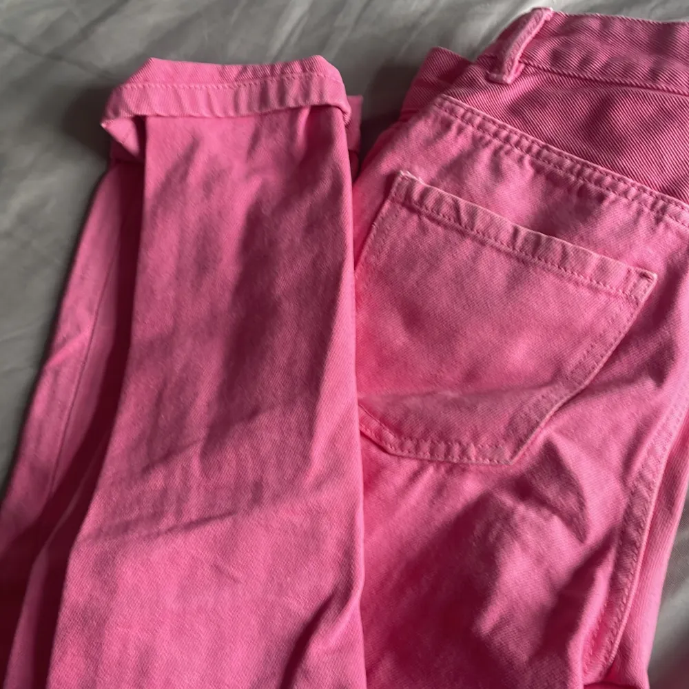 Snygga rosa byxor från Sister med hög midja och raka ben. Byxorna har praktiska fickor och stängs med dragkedja och knapp. Perfekta för en färgglad stil.Första byxorna är inte samma par men liknande då jag inte kunde hitta bild på just denna modellen.Köpta för ca 300-350kr,jag säljer de för 200. Farkut & Housut.