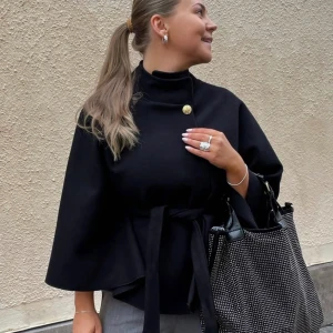 Svart poncho med knytband  - Säljer min helt nya eftertraktade poncho med knytband från Missäy med prislapp kvar. Säljer då den inte riktigt var min stil men superfin🥰den är i storlek onesize