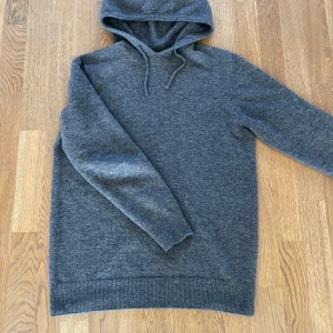 Merinoull Hoodie - En riktigt snygg Merinoull Hoodie i en mörkgrå färg!🌟 Storlek M. Bara testad, aldrig använd! Hör av dig vid intresse eller minsta fundering!😊