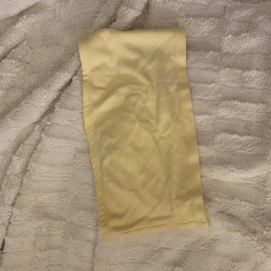 Gul tubtopp från NA-KD - Topp från NA-KD 