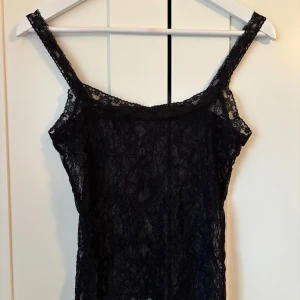 Lace top - Jättefint linne i spets som är i från Nelly💗Toppen är aldrig använd men lappen är bortklippt💗nypris 250. Skriv innan du köper då annonsen är upplagd på flera plattformar💗