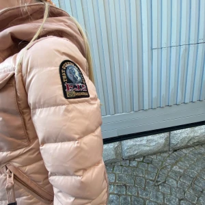 Rosa höst/vår jacka från Parajumpers - Säljer en snygg rosa dunjacka från Parajumpers. Jackan har en dragkedja framtill och flera praktiska fickor. Den är quiltad och har en huva för extra värme. Perfekt för hösten och våren🍁🌷