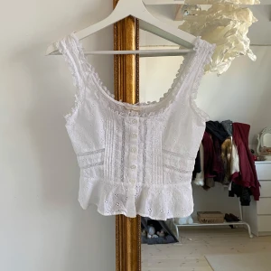 Spets vintage stil topp  - Storlek 34 på lappen men tycker den passar 36/S bättre 🤍Har en tecken på användning på sista bilen men annars mycket bra skick 🤍