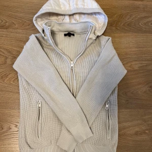 Beige cardigan - Säljer ju min beige cardigan från indicode som är väldigt eftertraktad. Väldigt bra skick eftersom jag knappt använd den då jag har en annan. PRIS KAN DISKUTERAS!!