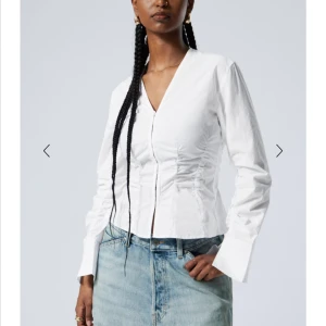v-ringad poplin skjorta från Weekday - Jätte fin skjorta/ blus från Weekday. Säljer den då den tyvärr är för liten för mig. Aldrig använd! ordinarie pris 500kr💗