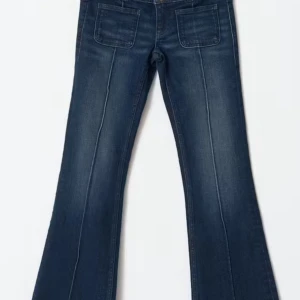 lowwaist bootcut jeans - säljer dessa lowwaist bootcut jeans ifrån gina young i storlek 170. säljer för dem är för stora o långa för mig. köpt för 360kr använd ungefär 4 gånger säljer för 250kr.