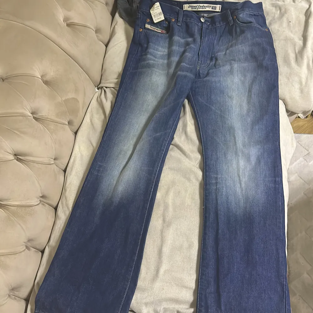 Säljer ett par klassiska blå jeans från Diesel med en snygg tvätt och raka ben. De har en traditionell femficksdesign och en knappgylf. Perfekta för en avslappnad stil. Pris kan absolut diskuteras . Farkut & Housut.