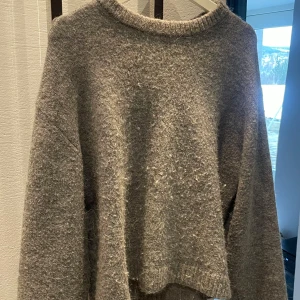 Grå stickad tröja från Gina Tricot - Mysig grå stickad tröja från Gina Tricot i storlek S. Nopprig och använd mycket, men går att ta bort nopprorna.