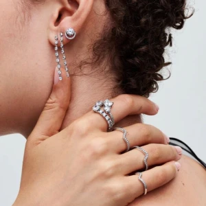 💕Silverring från Pandora💕 - Säljer min supersnygga silverring med  hjärtformade stenar från Pandora då den aldrig kom till användning. Fick den av mitt ex och vill helst ha bort den så snabbt som möjligt lol. Inga slitningar