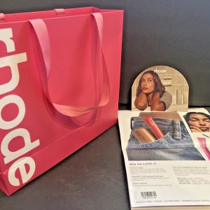 Rosa presentpåse från Rhode - Ganska stock och Snygg rosa presentpåse från Rhode. Perfekt för att ge bort presenter eller förvara småsaker. Passar oxå som dekoration. 