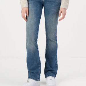Ltb jeans/Blå bootcut jeans - Snygga blå bootcut jeans med en klassisk design. Perfekta för en stocholmstil. De har en normal passform och är tillverkade i jeansmaterial.