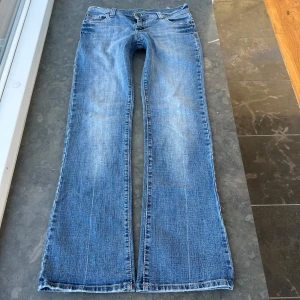 Jeans bootuct y2k - Så himla snygga bootcut jeans. Tyvärr passar de inte så därav har jag ingen bild på. Innerbenslängd: 84 cm midjemått: 41 -42 cm midjehöjd: 20 cm💕