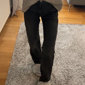 Straight jeans - Säljer dessa jeans från Gina. Nästan aldrig använda, i storlek 32 men passar även 34. Säljs för 450kr+frakt, pris går att diskuteras. Vid intresse är det bara att höra av sig 💕