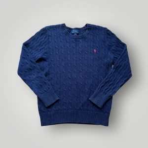 Ralph lauren Tröja 1kr👑 - Tröjan är i fint skick och perfekt för dig som gillar klassisk och tidlös stil. Priset är symboliskt, och jag kommer att välja en köpare slumpmässigt.   ⏳ Först till kvarn gäller inte – alla som gillar annonsen och följer min profil (vintageclothes.se) har chans att bli vald! Jag kontaktar en köpare nu på söndag 16:e mars.📩 Skicka gärna ett meddelande om du har frågor. Lycka till! 🍀