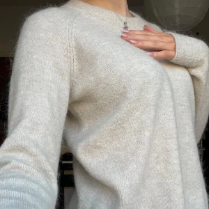 Beige stickad tröja - Mysig beige stickad tröja med rund halsringning och långa ärmar. Perfekt för kyligare dagar och enkel att matcha med olika outfits.