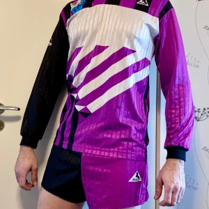  Coolt retro fotbollskit från Blacky - Ovanligt set från 90-talet i bra skick! Shorts och tröja, passar S eller M. Personen på bilden är 183 cm lång.