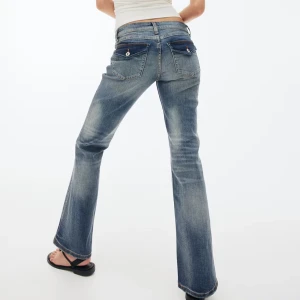 Flared low jeans  - Flared low jeans, denimblå, från H&M. Lite mörkare än vad dom ser ut på hemsidan, men fortfarande assnygga. Säljer för att dom inte kommer till användning. Bra skick, lite nedtrampade på ena benet (bild 5), annars knappt använda. Är villig o snacka om pris
