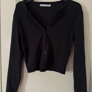 Svart kofta från 157 - Säljer en svart kofta från 157 i storlek S. Koftan har långa ärmar och knappar framtill. Har använt en gång och kommer inte till användning. Priset kan diskuteras 