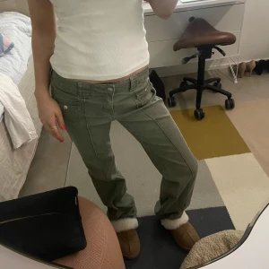 HM grönä jeans - Snygga gröna jeans med låg midja och raka ben. Byxorna har flera fickor och en avslappnad passform.