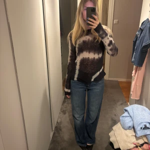 Svart och vit tröja från Weekday - Säljer en cool svart och vit tröja från Weekday med ett unikt mönster🩷🩷