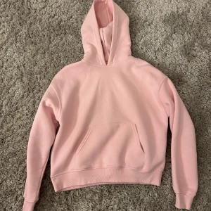 Rosa hoodie från Ginatricot - Säljer en rosa hoodie från Ginatricot i storlek XXS.(säljer åt syrran)