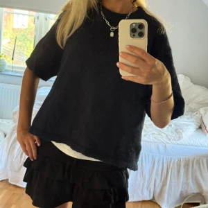 Svart stickad tröja från Other Stories - Kortärmad svart stickad tröja från Gina tricot med rund halsringning och boxig. Perfekt att styla med kjol eller jeans för en chill look. Mjuk och skön, passar både till lager-på-lager och som den är. Som ny, endast använd fåtal gånger💙