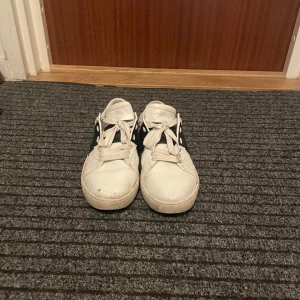 Valentino open  - Säljer mina valentinos då jag har tröttnat på färgen och vill skaffa andra går med på byte också. Säljer dom för lågt pris eftersom dom är lite smutsiga och har varken tid eller ork att fixa men det är lätt att fixa ändå 