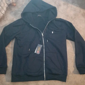 Raplh Lauren zip - En mörkblå Raplh lauren zip hoodie. Skick 10/10