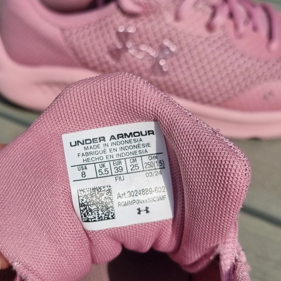Rosa sneakers från Under Armour - 1