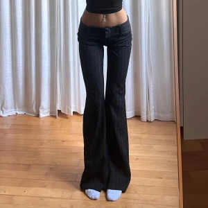 Lågmidjade bootcut kostymbyxor - Vintage från Tally Weijl💓midja 36 innerben 81 jae 165. Kolla min profil för mer⭐️