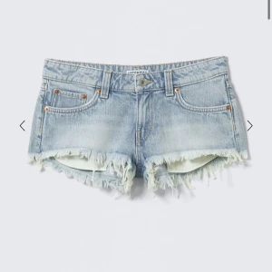 Ljusblå jeansshorts med fransar - Snygga ljusblå jeansshorts med råa, fransiga kanter och klassisk femficksdesign. Storlek W24, passar mig som vanligtvis har 32,34 i jeans💗💐prislapp finns kvar!