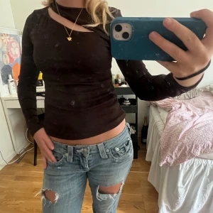 Låmgärmad topp från amisu - Säljer denna fina långärmade toppen från amisu i storlek S. Toppen är mörk brun, men som man kan se på bilderna så ser den svart i ut i många ljus! Toppen är knappt använd och därav i ett mycket gott skick!!💘💘💘