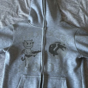 Aim for the moon sip tröja  - Säljer en grå aim for the moon tröja i strl S. Tröjan är i bra skick, det är även full zip hela vägen upp! Säljer då en inte kommer till användning! Passar både tjej och kille!