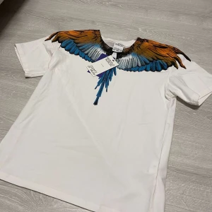 Marcelo Burlon t-shirt - Säljer en helt ny fräsch Marcelo Burlon t-shirt för ett superbra pris. Helt oanvänd så skicket är som nytt. Storlek S men kan även passa dig som har storlek M. Skriv för mer info! 