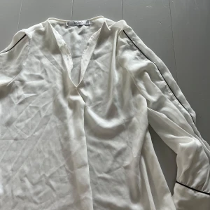 Söt blus  - Söt blus från Mango i storlek S. V-ringning vid bröstet och fina svarta detaljer och knappar längst ut. 