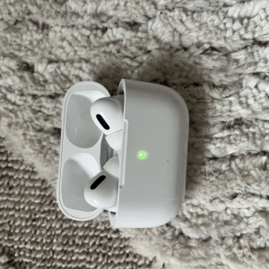 Vita hörlurar  - Oanvänd. Kommer med laddare