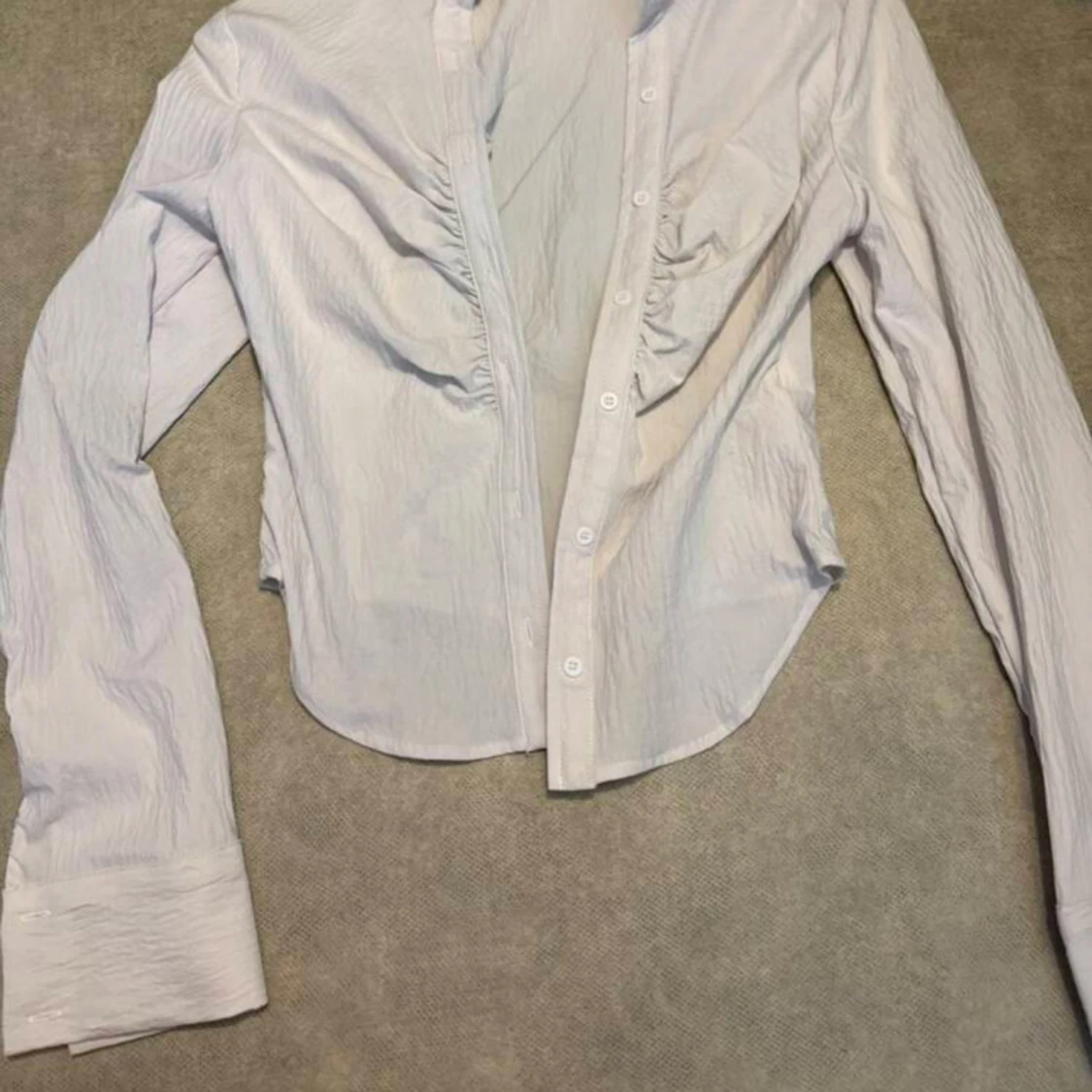 Vit skjorta med rynk framtill - 3