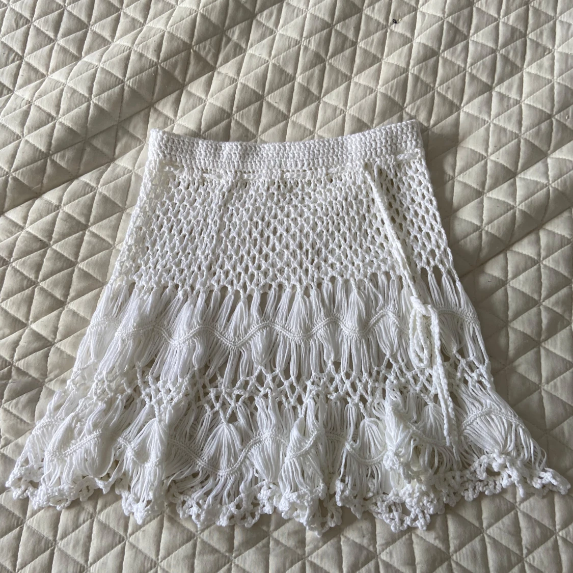 Vit virkad kjol med fransar
